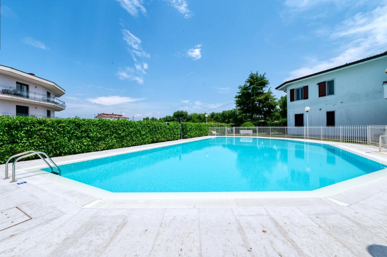 Wolf House - Peschiera Holiday - Jacuzzi Privata Peschiera del Garda Kültér fotó